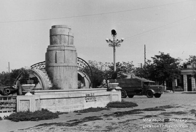Осень-1942-года-Ц.Площадь-города.jpg